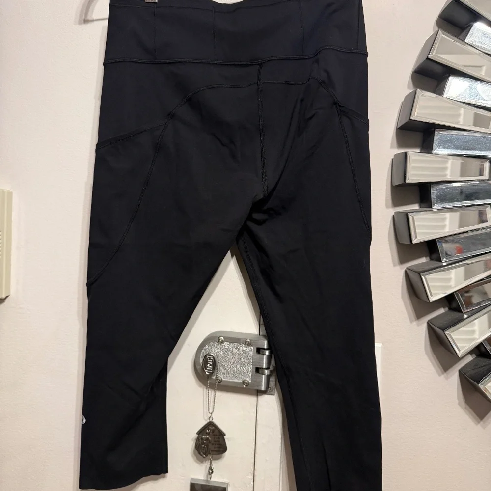 Lululemon Black Cropped Leggings with Pockets Size 10 - Picture 6 of 12